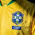 巴西国家足球队黄色球衣与队徽特写